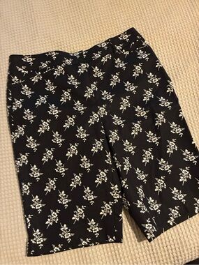 NWT WH/BM Black Floral Knee-Length Bermuda Shorts, Size 4, Cotton spandex
